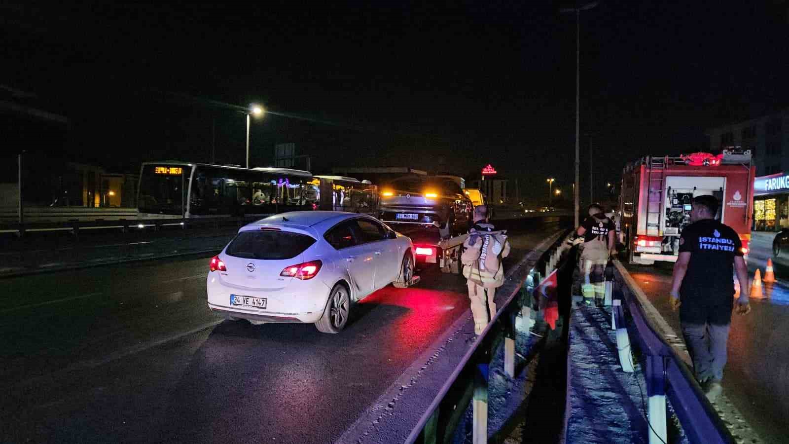 Küçükçekmece’de makas atan sürücü kazaya sebep oldu: 2 yaralı 4 kucukcekmecede makas atan surucu kazaya sebep oldu 2 yarali 0