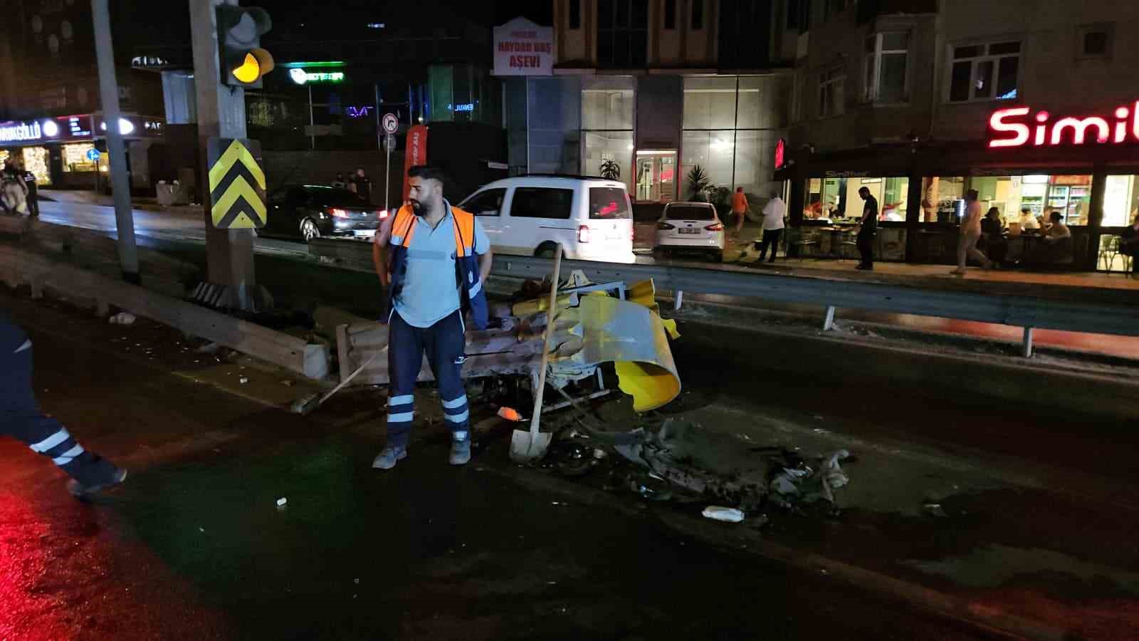 Küçükçekmece’de makas atan sürücü kazaya sebep oldu: 2 yaralı 7 kucukcekmecede makas atan surucu kazaya sebep oldu 2 yarali 3 R335y5Lg