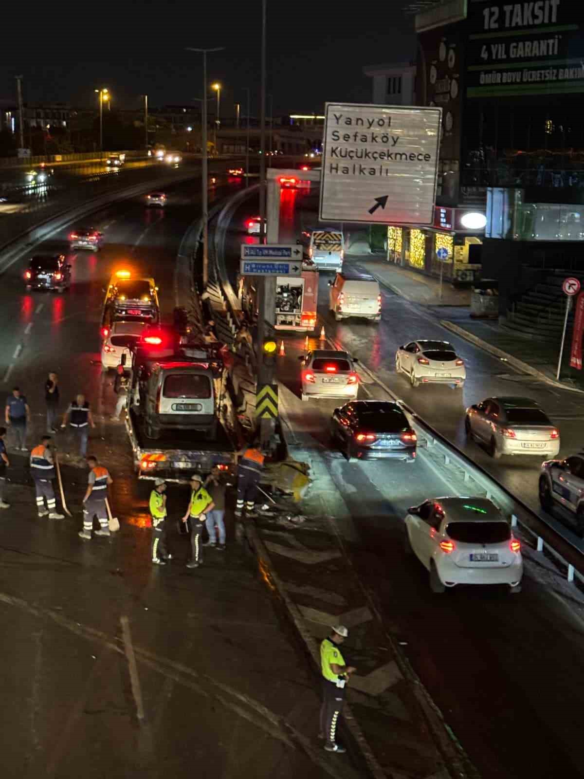 Küçükçekmece’de makas atan sürücü kazaya sebep oldu: 2 yaralı 9 kucukcekmecede makas atan surucu kazaya sebep oldu 2 yarali 5 F5h85fCX