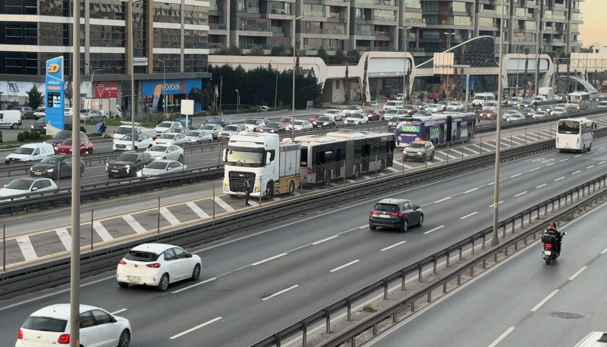 kucukcekmecede metrobus yangini 0 wb2c6kjn