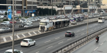 kucukcekmecede-metrobus-yangini-eVSttWRB.jpg
