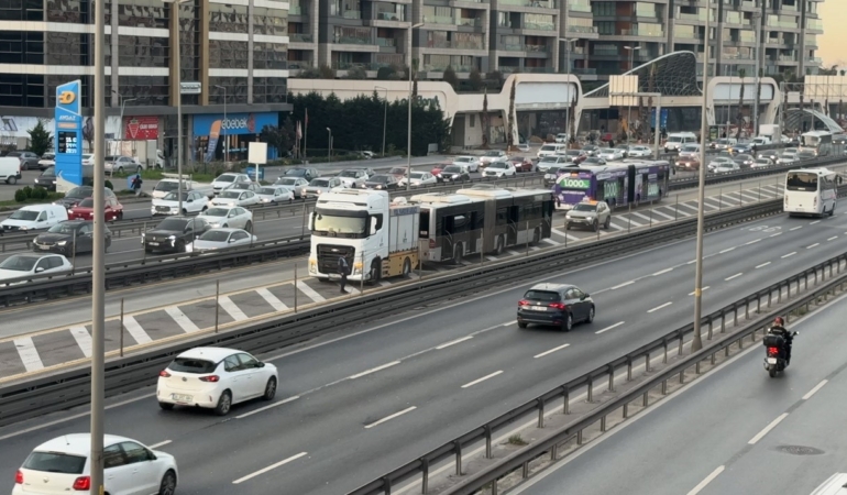 kucukcekmecede-metrobus-yangini-eVSttWRB.jpg