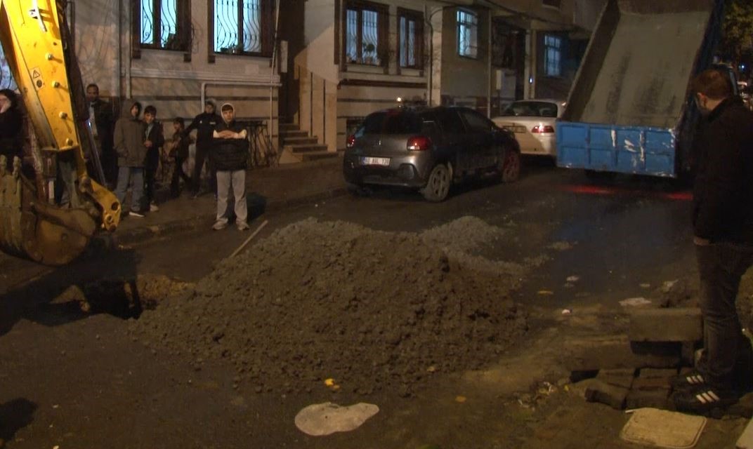 kucukcekmecede minibus yagmur sonrasi coken yola dustu 1 OBbKM183