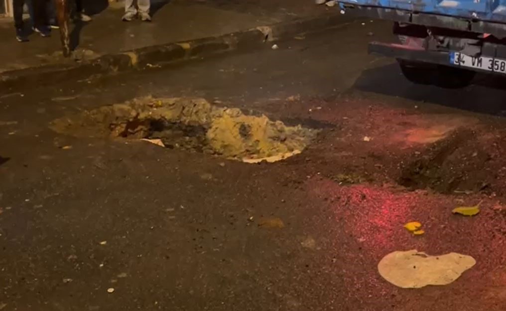 kucukcekmecede minibus yagmur sonrasi coken yola dustu 2 1hNOQOAv