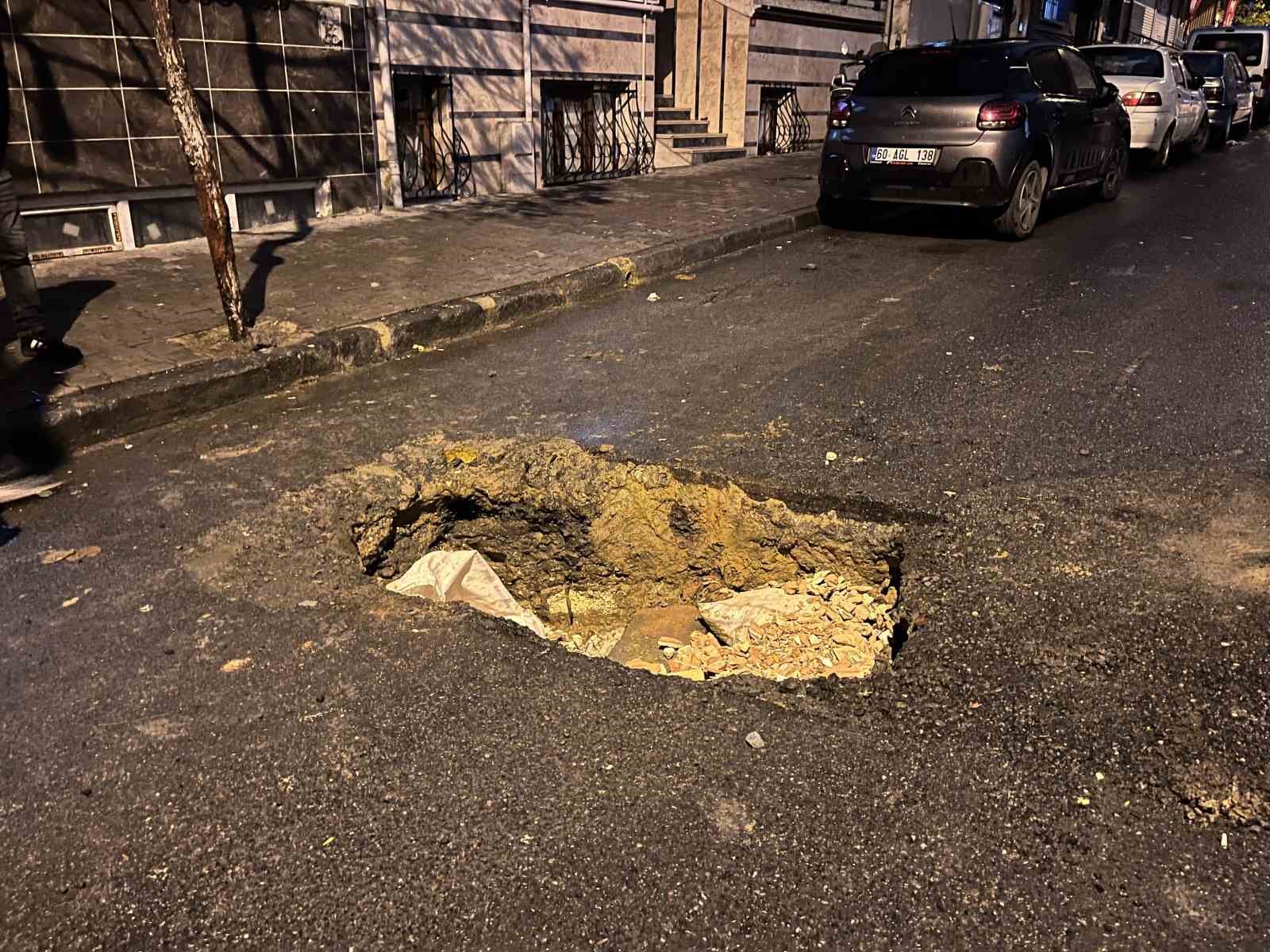 kucukcekmecede minibus yagmur sonrasi coken yola dustu 3 V3sghJuO
