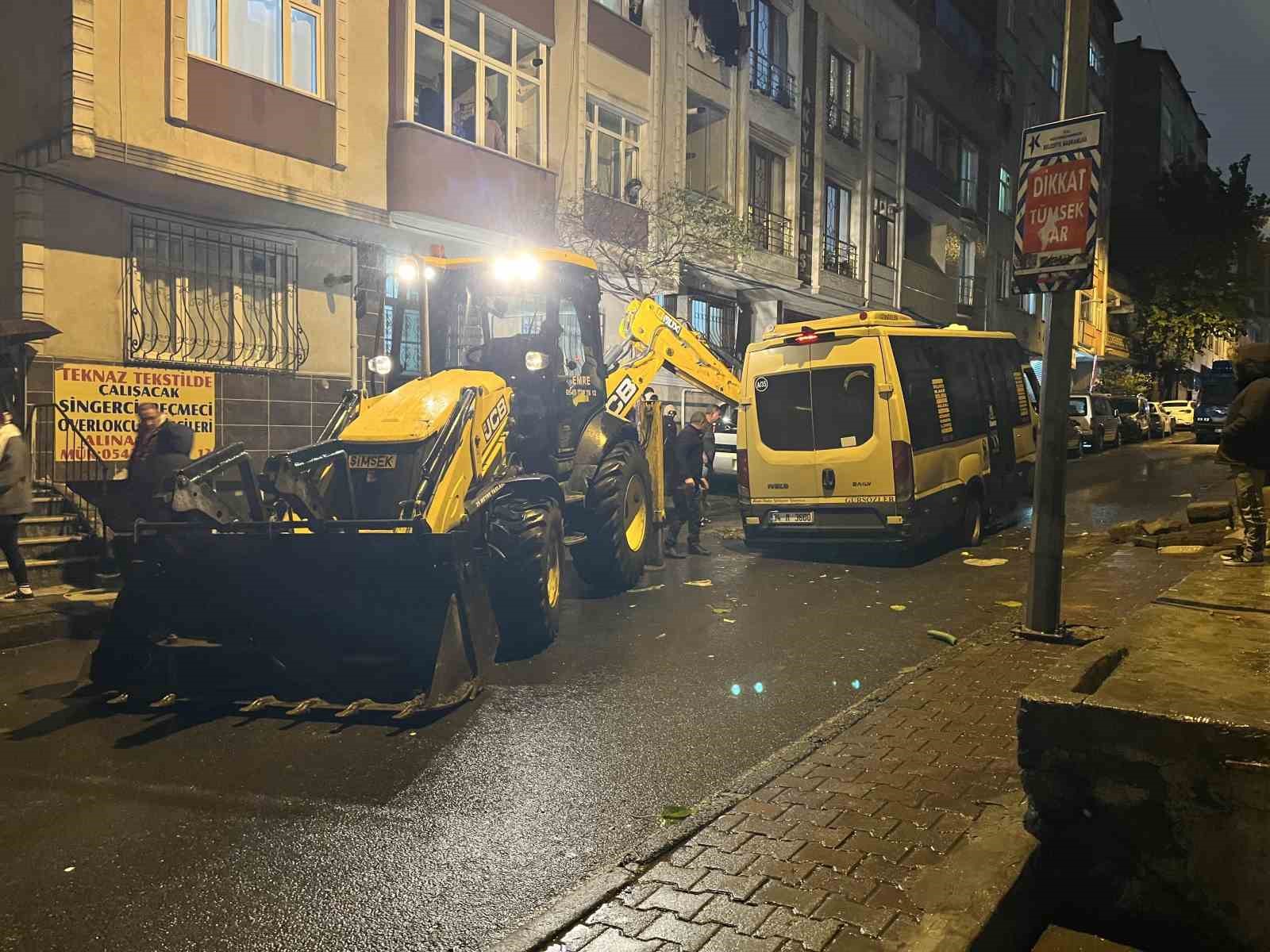 kucukcekmecede minibus yagmur sonrasi coken yola dustu 4