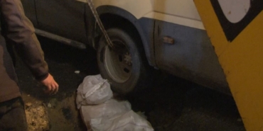 kucukcekmecede-minibus-yagmur-sonrasi-coken-yola-dustu-wcPplUc7.jpg