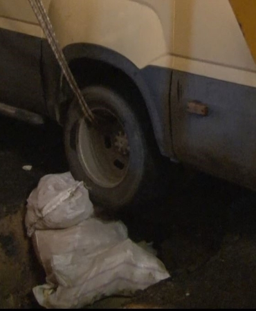 kucukcekmecede-minibus-yagmur-sonrasi-coken-yola-dustu-wcPplUc7.jpg
