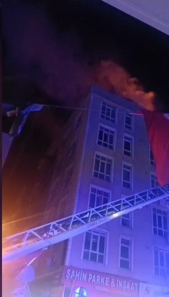 kucukcekmecede otel yangininda mahsur kalan iki kisi kurtarildi 4