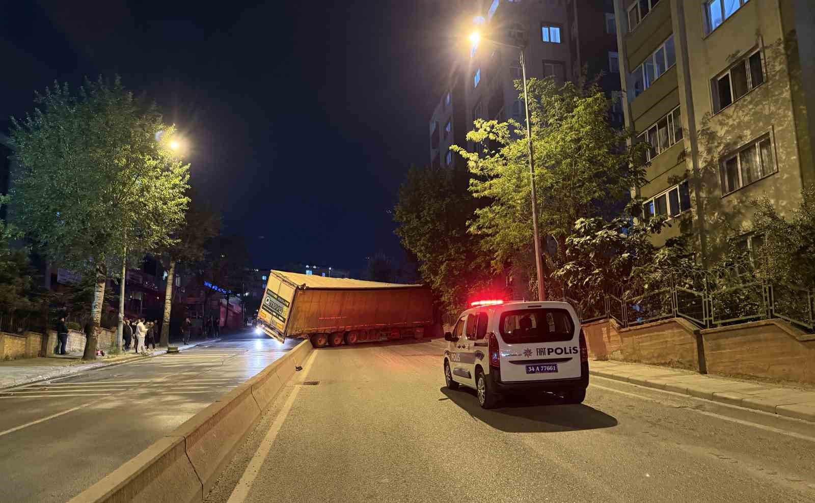 kucukcekmecede palet yuklu tir refujde yan yatti 1 qQgs6pOg