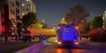 kucukcekmecede-palet-yuklu-tir-refujde-yan-yatti-SRIICO3L.jpg