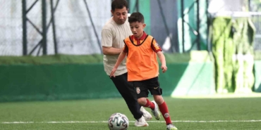 kucukcekmecede-renkli-mac-babalar-ve-ogullari-futbol-heyecani-yasadi-4ecFQAe6.jpg