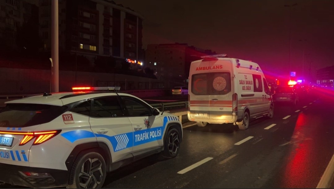 kucukcekmecede seyir halindeki motosiklet temizlik aracinin altina girdi 2 olu 1 eGGybDwZ