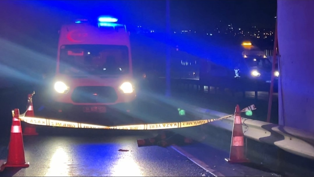 kucukcekmecede seyir halindeki motosiklet temizlik aracinin altina girdi 2 olu 3 iXUJOpkZ