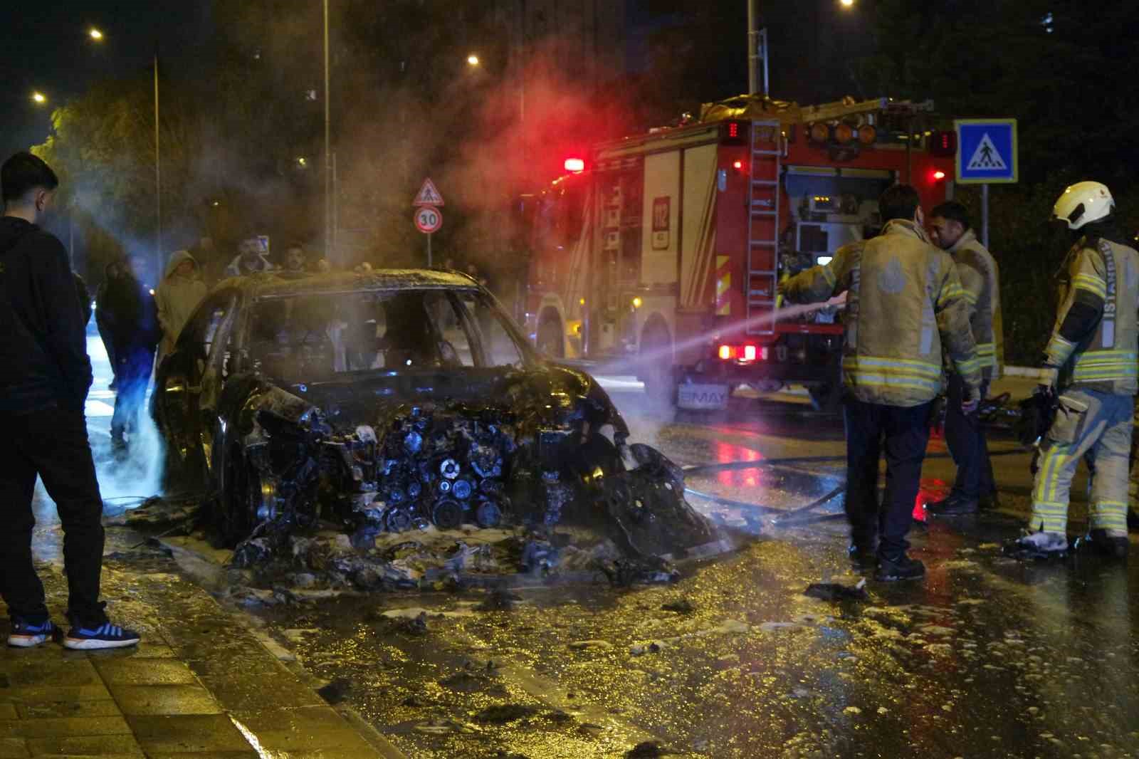 kucukcekmecede seyir halindeki otomobil alev topuna dondu 2 SyjQXzT7