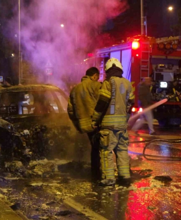 kucukcekmecede-seyir-halindeki-otomobil-alev-topuna-dondu-4WevuQGM.jpg