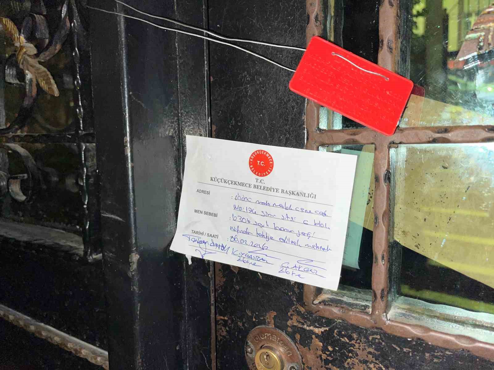 Küçükçekmece’de sitedeki 10 katlı riskli bina, mühürlenerek tahliye edildi 6 kucukcekmecede sitedeki 10 katli riskli bina muhurlenerek tahliye edildi 2 3Su8b8Aq