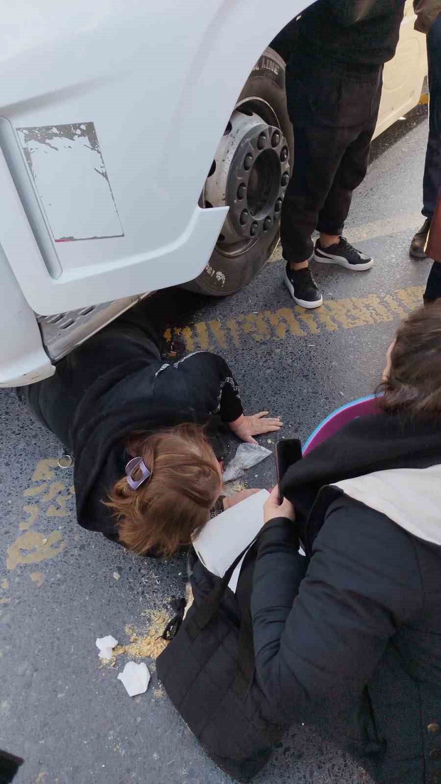 Küçükçekmece’de tırın çarptığı kadın yaralandı: Kaza anı kamerada 4 kucukcekmecede tirin carptigi kadin yaralandi kaza ani kamerada 0 zCB4b6dc