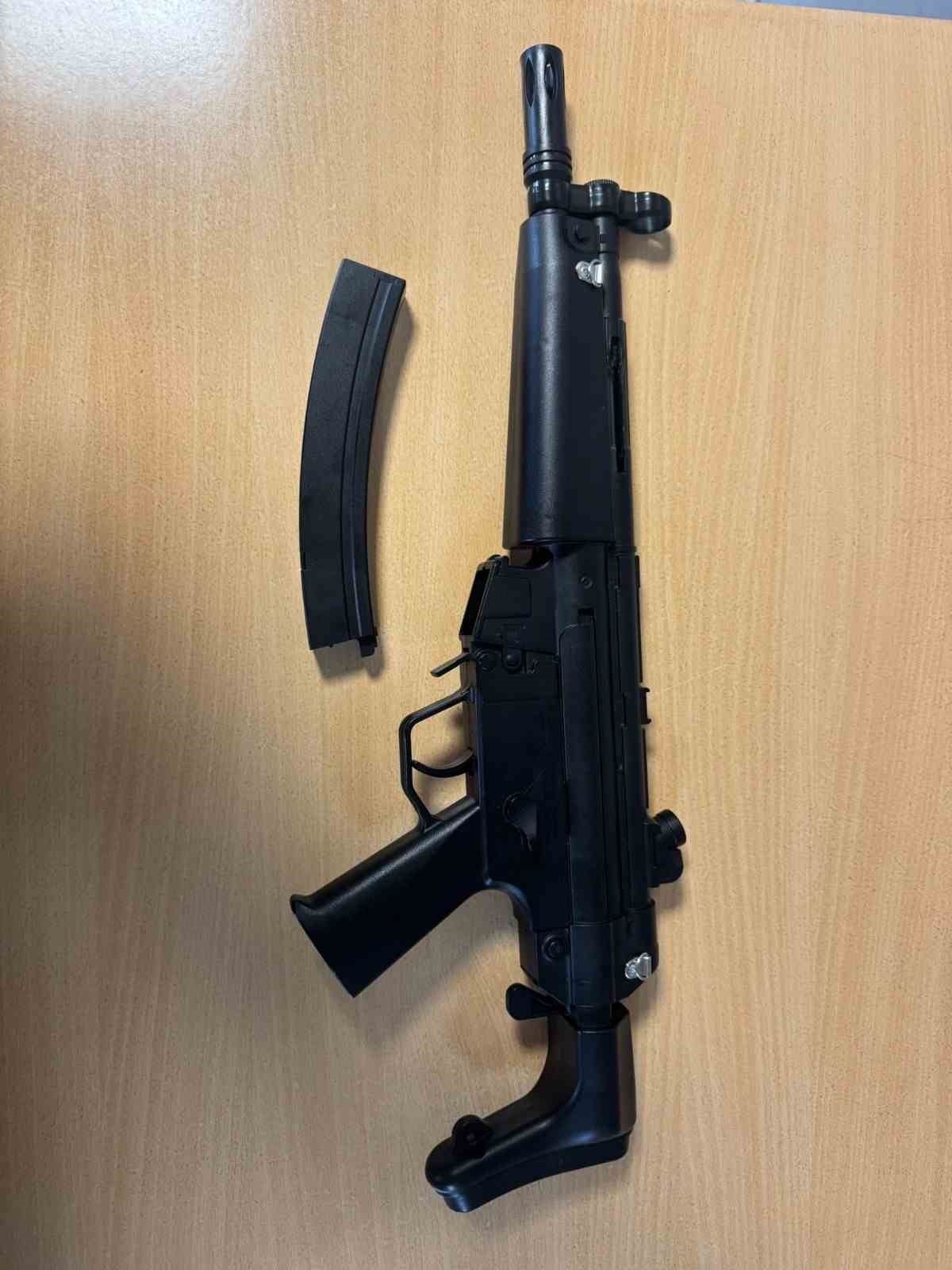 kucukcekmecede uzun namlulu silahla sokakta dolasan 2 sahis gozaltina alindi 1 I7BV2OPz