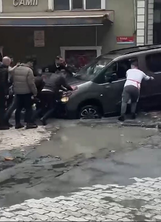 kucukcekmecede yagmur sonrasi coken yolda araclar cukura dustu 0 8O4Pbg9v