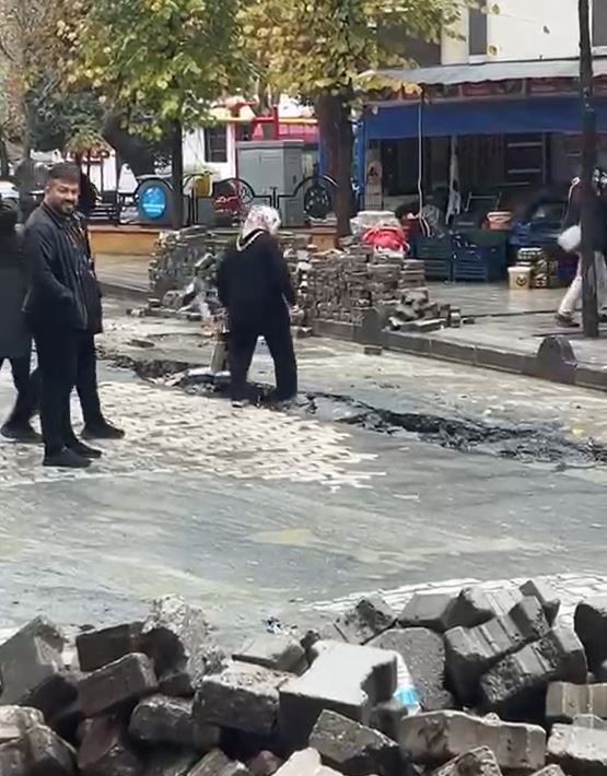 kucukcekmecede yagmur sonrasi coken yolda araclar cukura dustu 1 4bvTtPY4