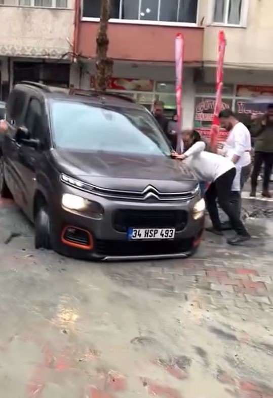 kucukcekmecede yagmur sonrasi coken yolda araclar cukura dustu 2 BbPBwbus