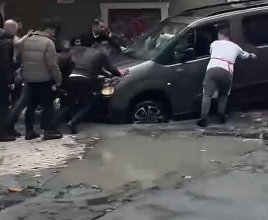 kucukcekmecede-yagmur-sonrasi-coken-yolda-araclar-cukura-dustu-wQ7nvY2B.jpg