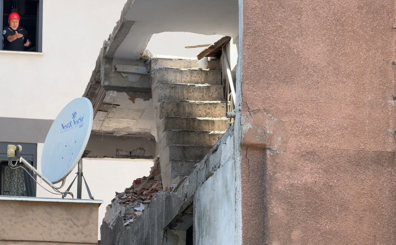 Küçükçekmece’de yıkım sırasında çöken duvarın altında kalan 3 işçi yaralandı 6 kucukcekmecede yikim sirasinda coken duvarin altinda kalan 3 isci yaralandi 2 XJwvRUTD