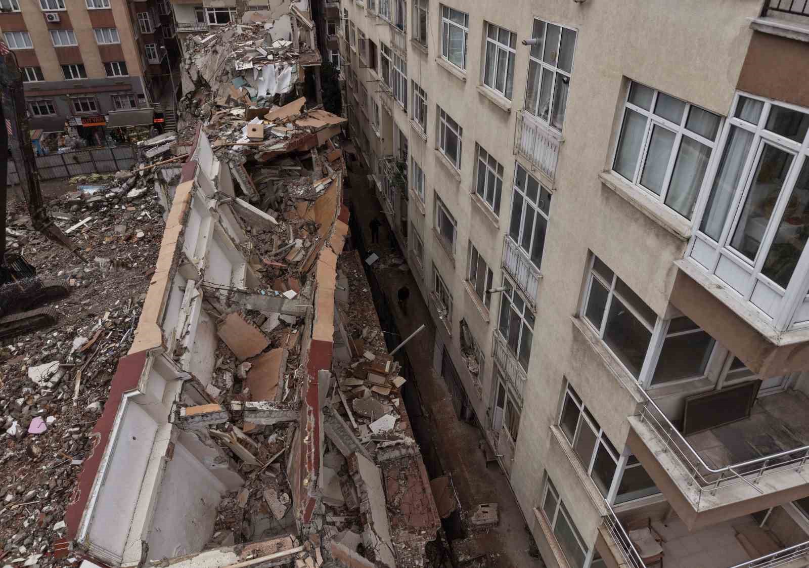 Küçükçekmece’de yıkımı yapılan binadan kopan beton parçaları yan binanın üzerine düştü 4 kucukcekmecede yikimi yapilan binadan kopan beton parcalari yan binanin uzerine dustu 0