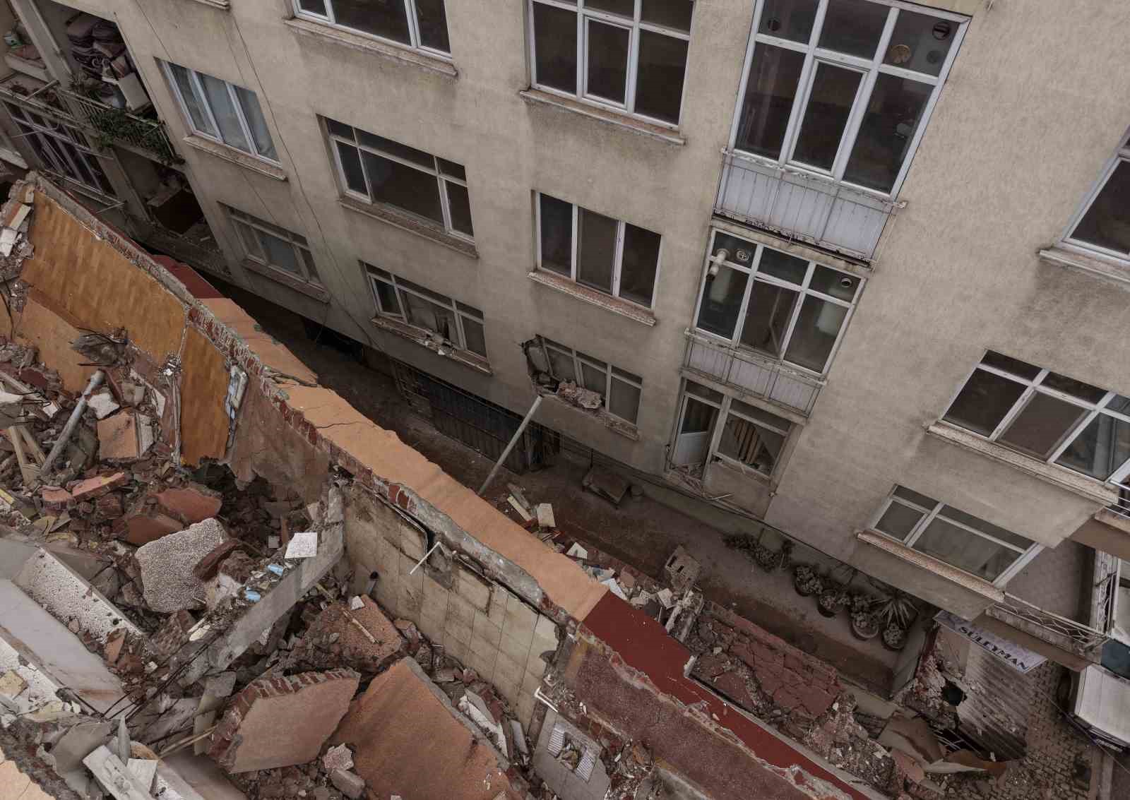Küçükçekmece’de yıkımı yapılan binadan kopan beton parçaları yan binanın üzerine düştü 5 kucukcekmecede yikimi yapilan binadan kopan beton parcalari yan binanin uzerine dustu 1 3bjHlKMb