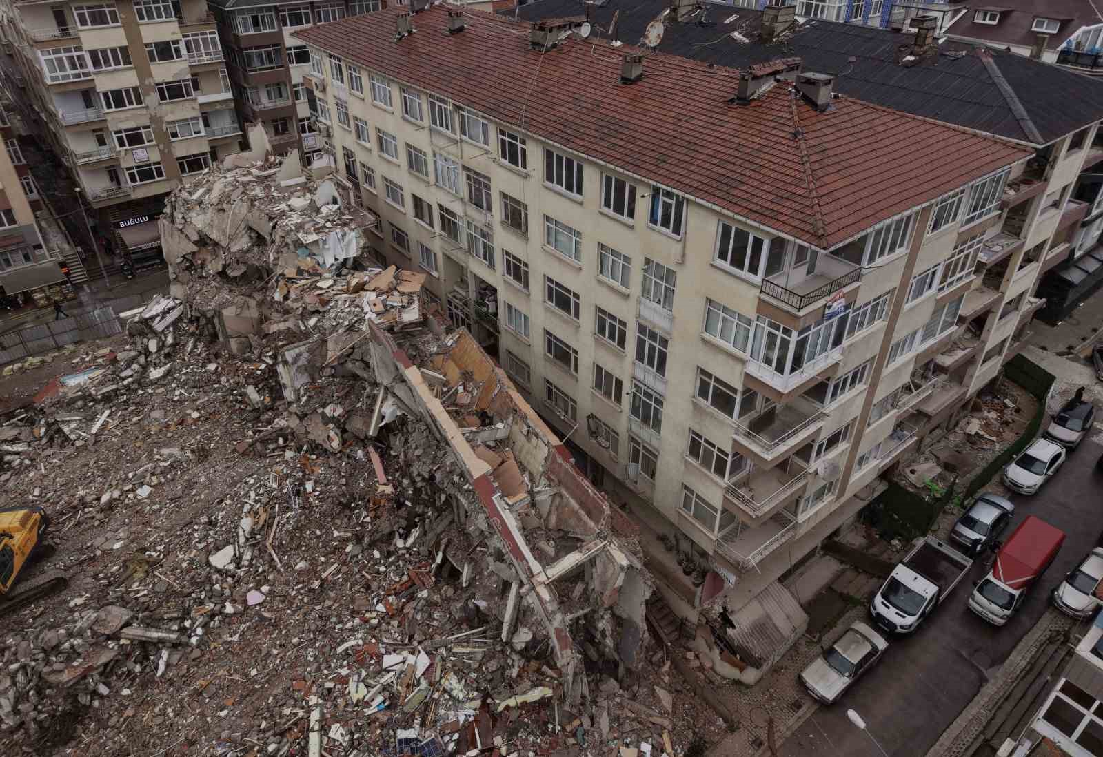 Küçükçekmece’de yıkımı yapılan binadan kopan beton parçaları yan binanın üzerine düştü 6 kucukcekmecede yikimi yapilan binadan kopan beton parcalari yan binanin uzerine dustu 2 5DsESl7V