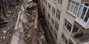 kucukcekmecede-yikimi-yapilan-binadan-kopan-beton-parcalari-yan-binanin-uzerine-dustu-K7U8h1kh.jpg
