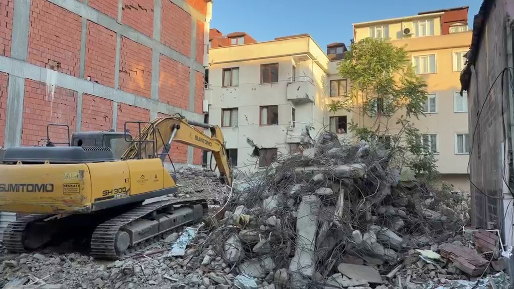 kucukcekmecede yikimi yapilan binanin duvari yan apartmanin uzerine devrildi 0 HIE1qzQ7