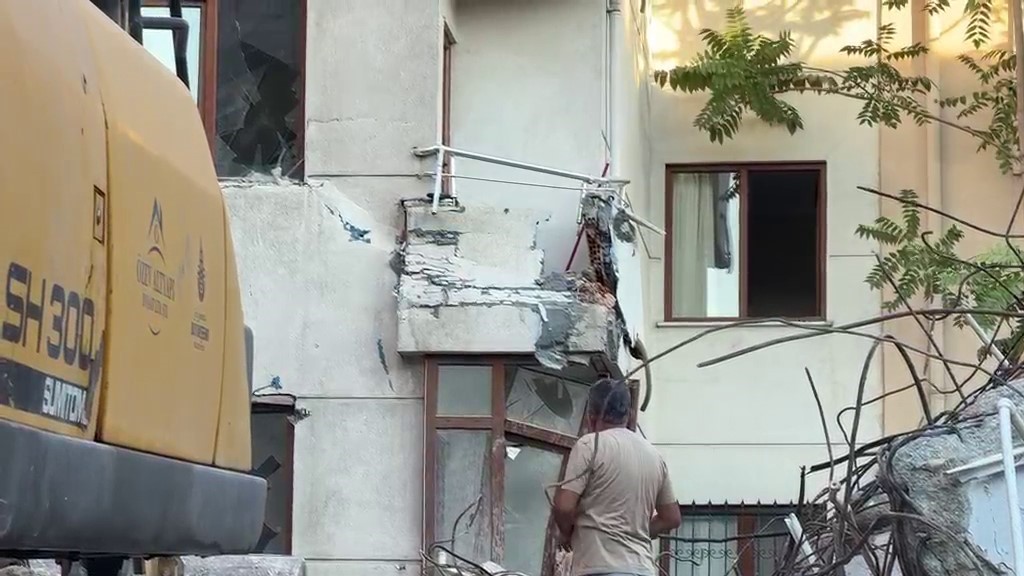 kucukcekmecede yikimi yapilan binanin duvari yan apartmanin uzerine devrildi 1 GPpeFmn5