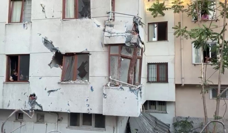 kucukcekmecede-yikimi-yapilan-binanin-duvari-yan-apartmanin-uzerine-devrildi-YcqgM4Kr.jpg