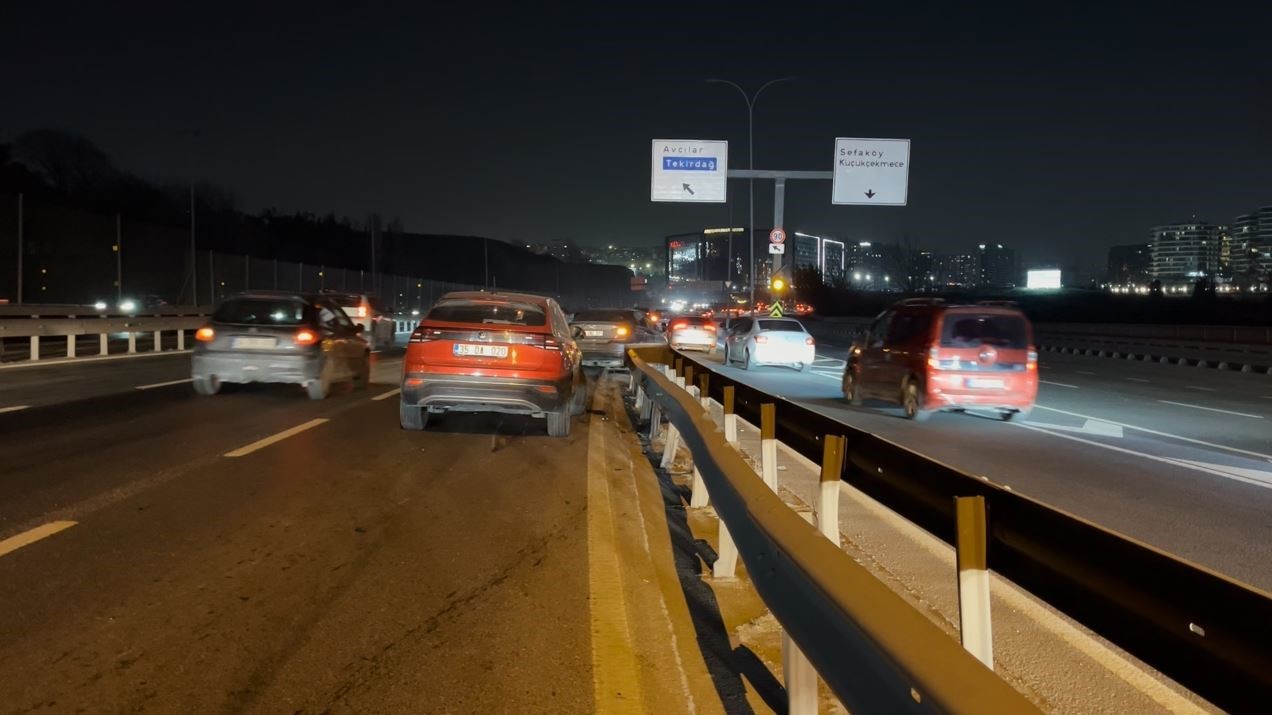kucukcekmecede zincirleme trafik kazasi 1 yarali 1 tGThCRNj