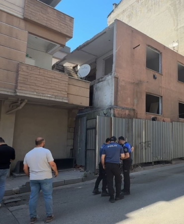 kucukcekmecedeki-bina-cokmesinde-agir-yaralanan-genc-hayatini-kaybetti-q9gE5YKh.jpg