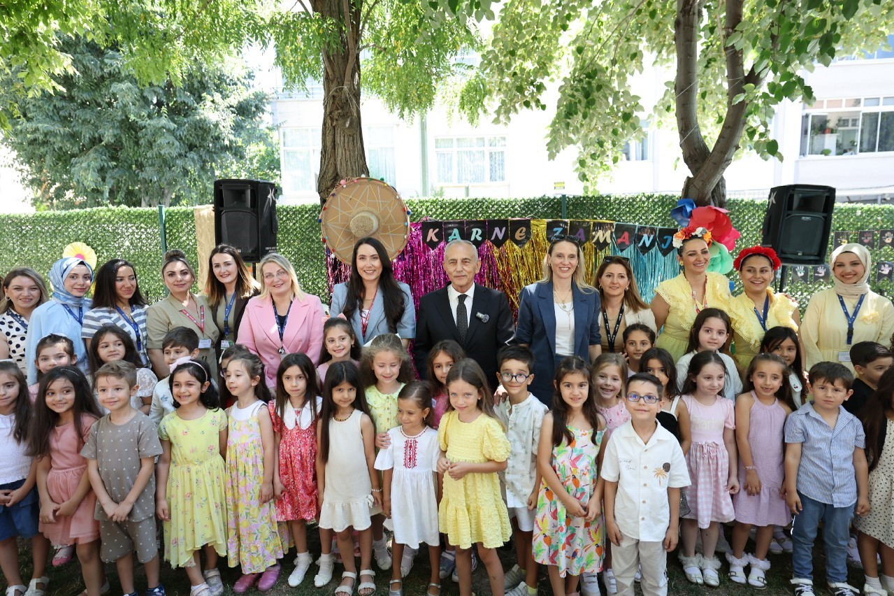 kucukcekmeceli ogrencilerin karne sevinci 0 QY6mb1Dt