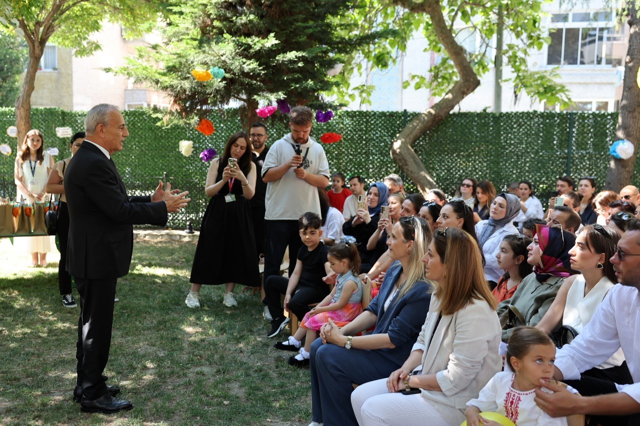 kucukcekmeceli ogrencilerin karne sevinci 1 AME8qv1c