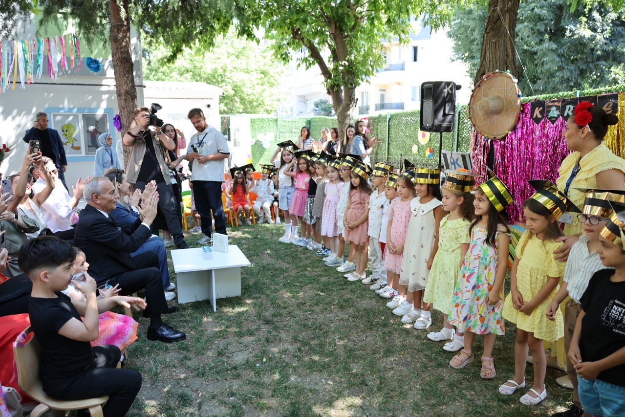 kucukcekmeceli ogrencilerin karne sevinci 3 WaCvnms4