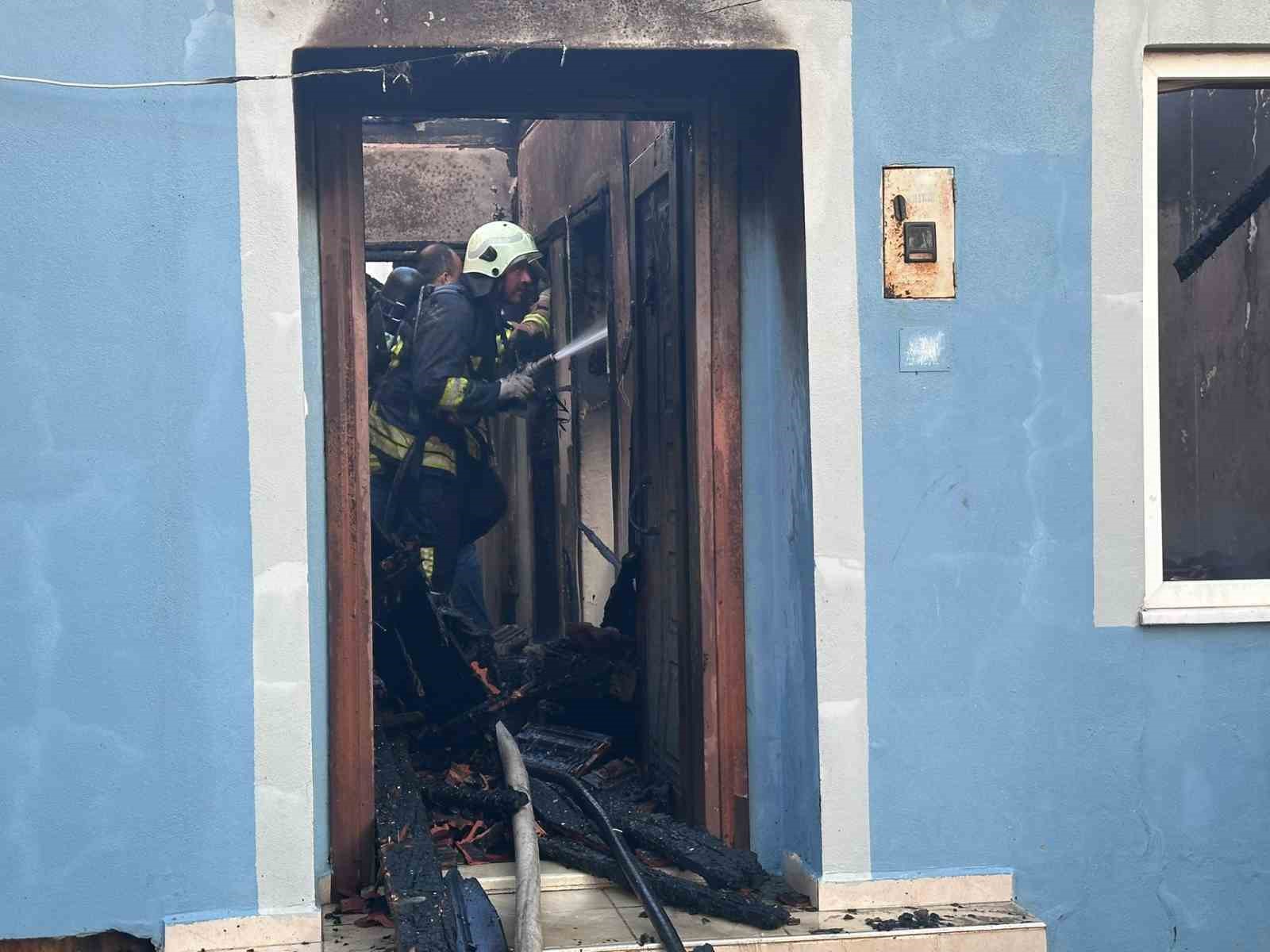 kucukkuyuda ev yangini 1 kisi yaralandi 2 UrQ4cW73
