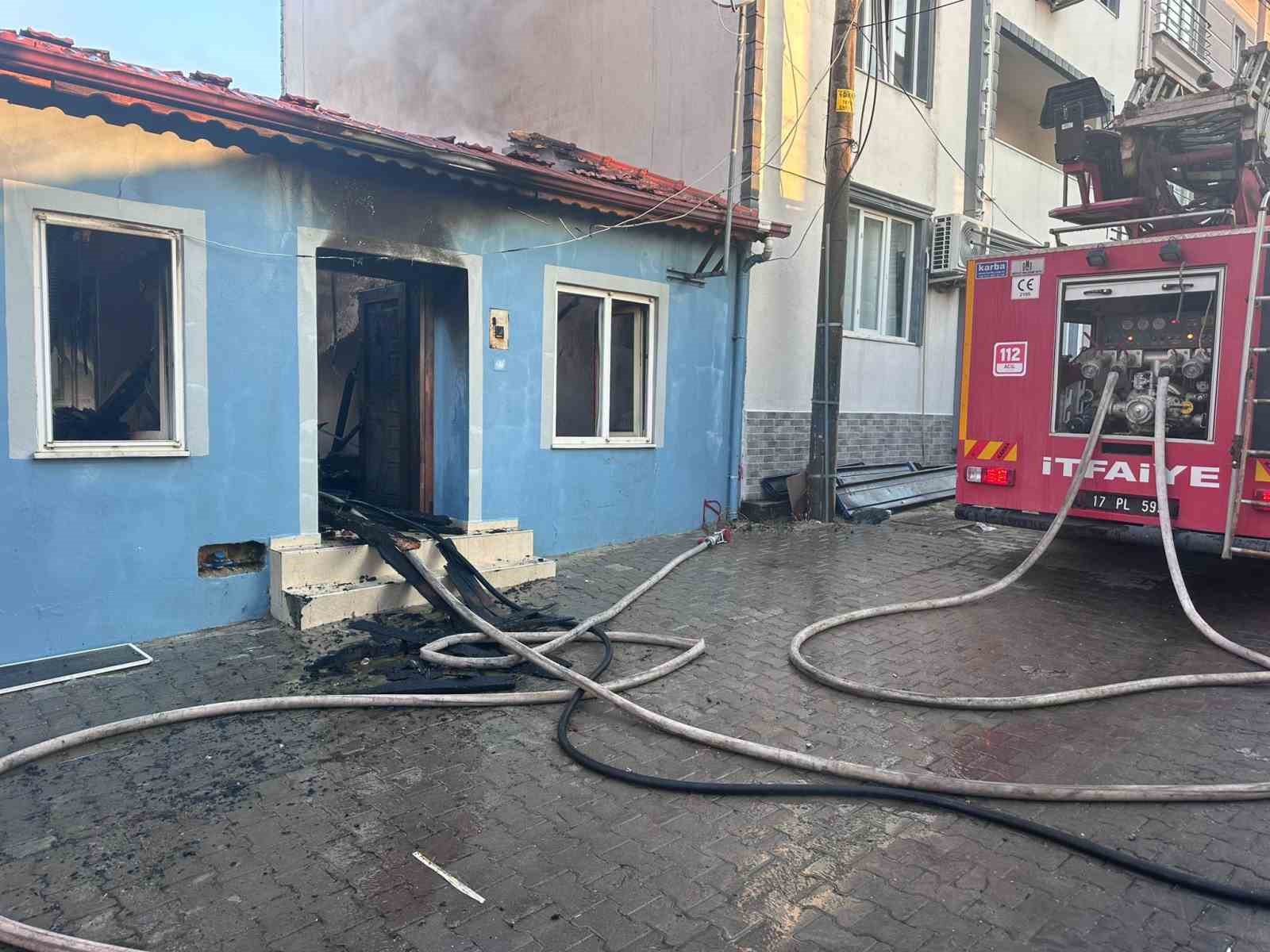 kucukkuyuda ev yangini 1 kisi yaralandi 3 vlZbwgKS