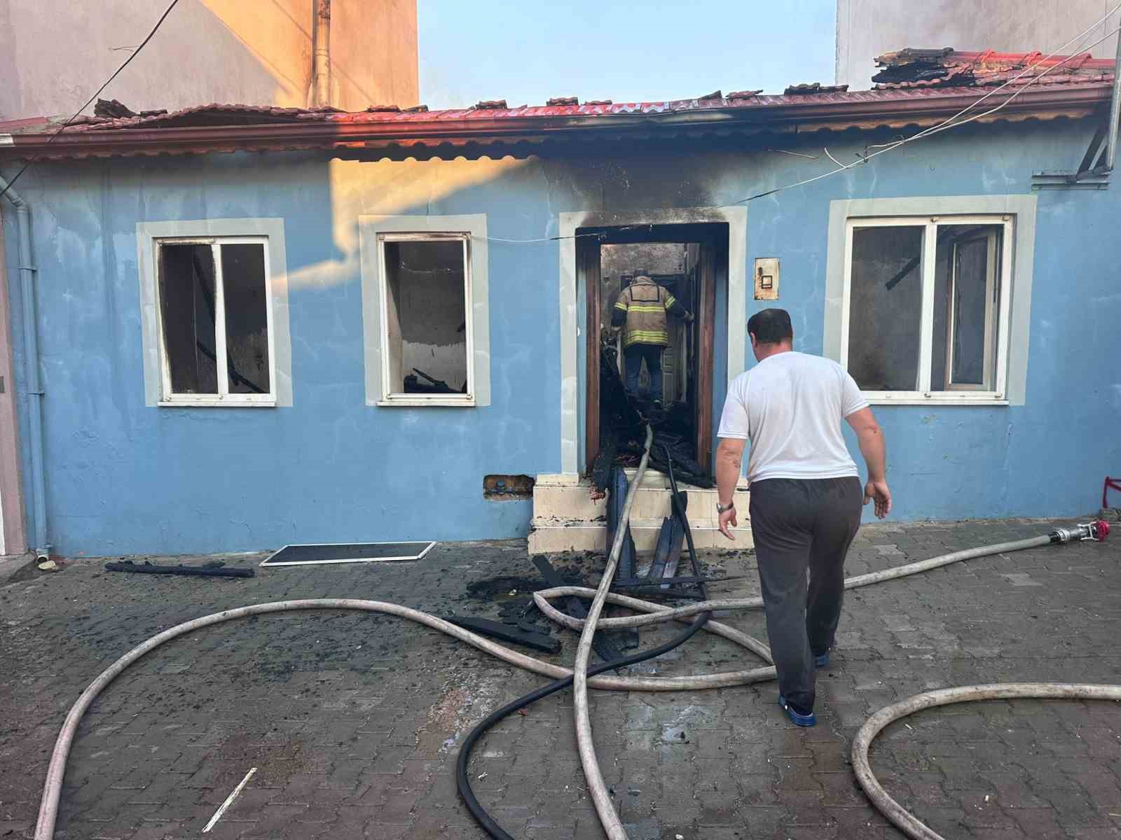 kucukkuyuda ev yangini 1 kisi yaralandi 4 3ruzcFvY