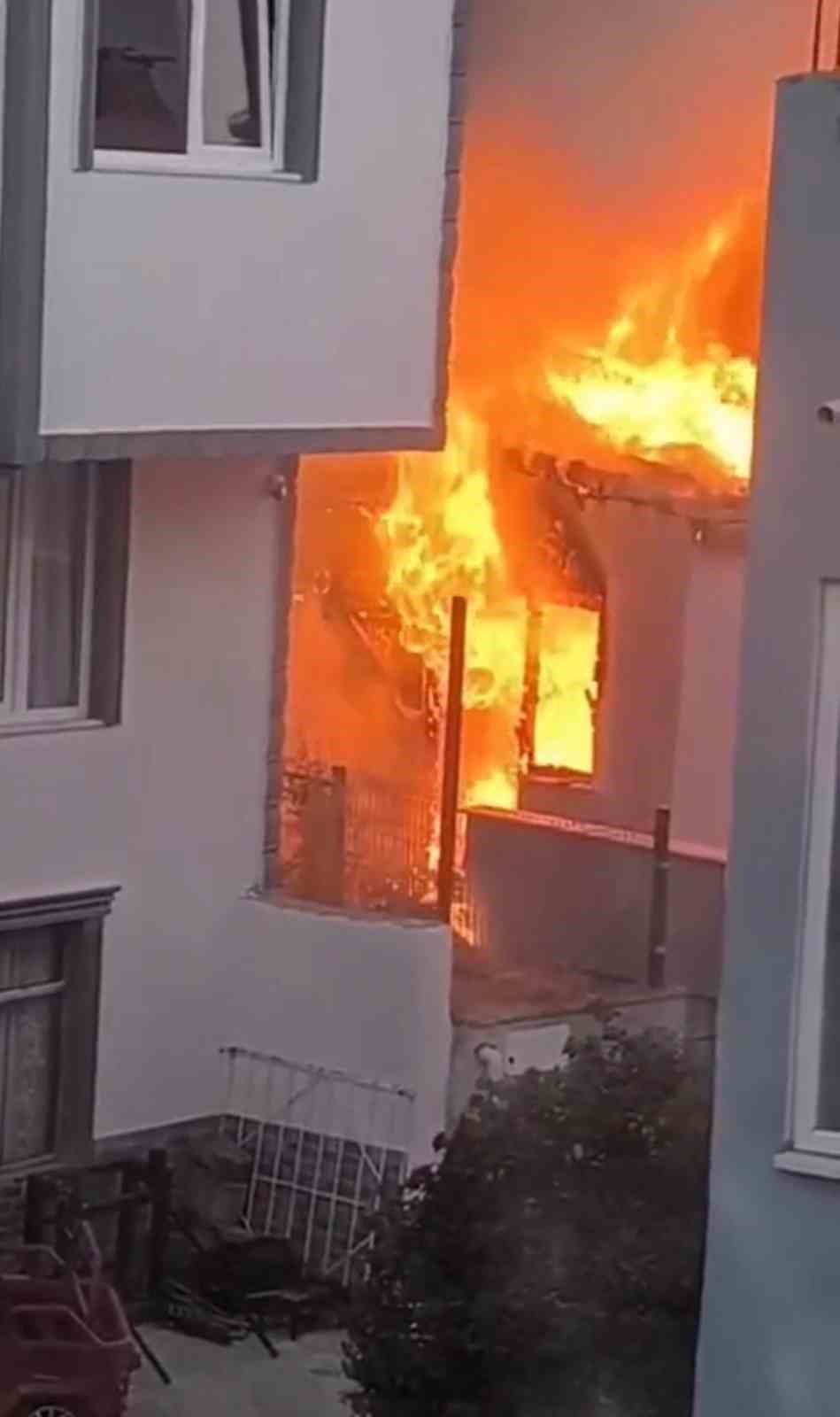 kucukkuyuda ev yangini 1 kisi yaralandi 5 y2rCIGvl