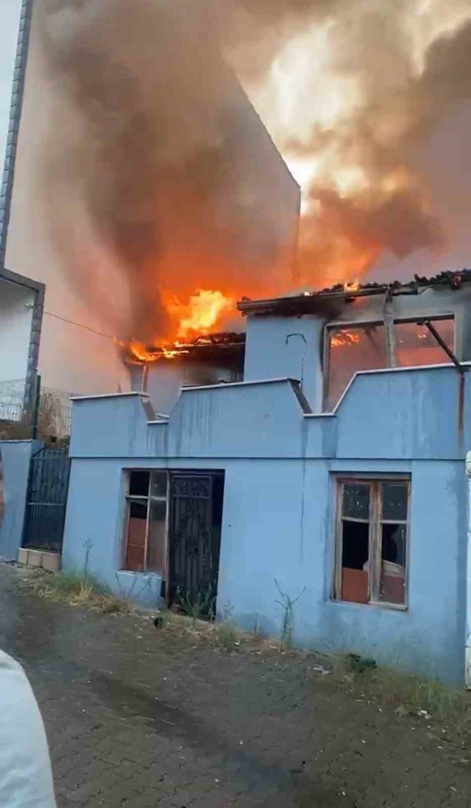 kucukkuyuda ev yangini 1 kisi yaralandi 7