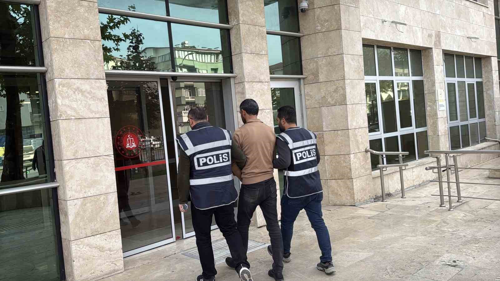 kullandigi tirin dorsesinde 11 kacak gocmen bulunan surucu tutuklandi 1 mjQVWDaC