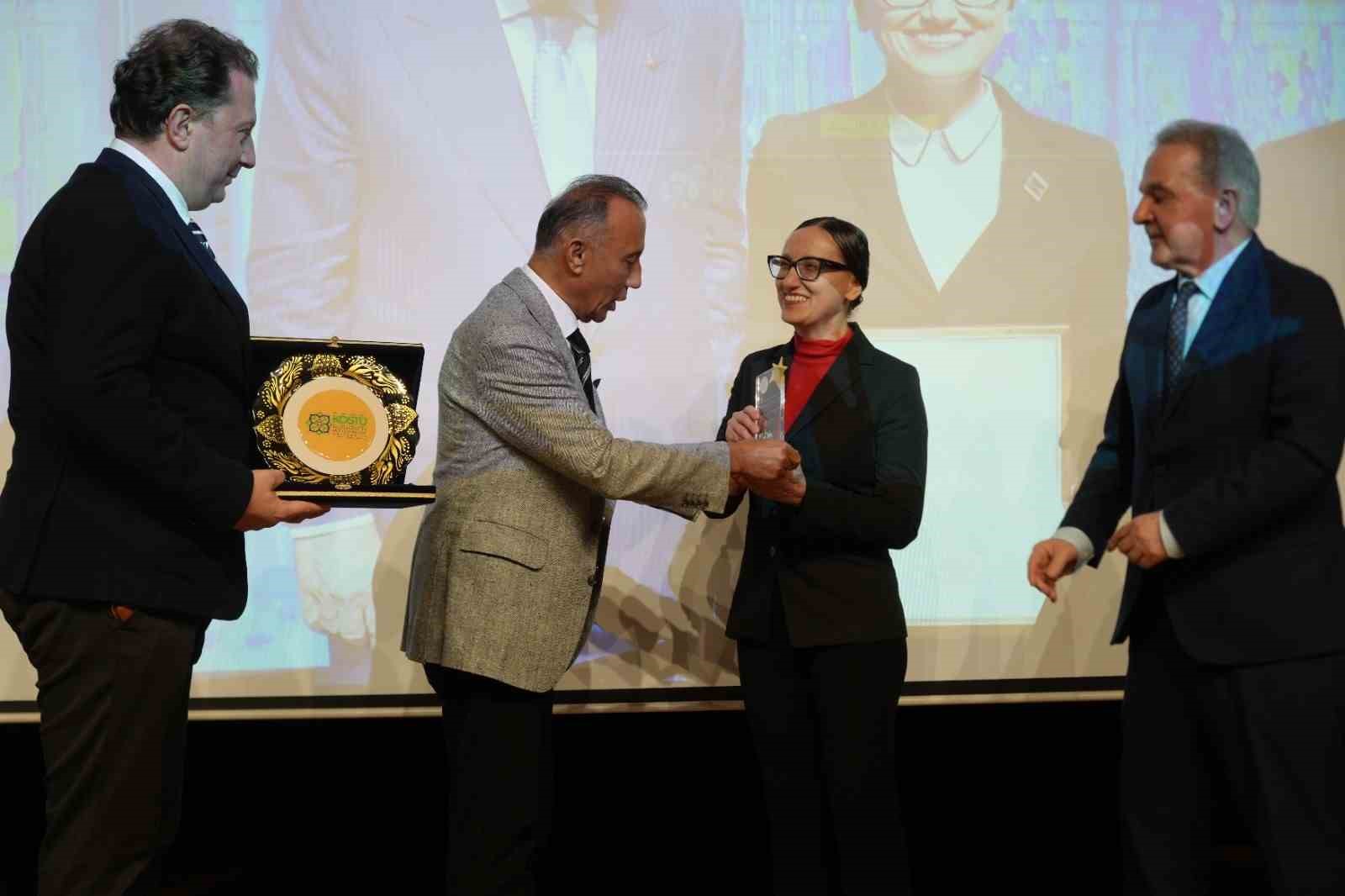 kulliyede odul alan bilim kadini prof dr ozcan bu odulun kariyerimde cok onemli bir TGJpZuWC