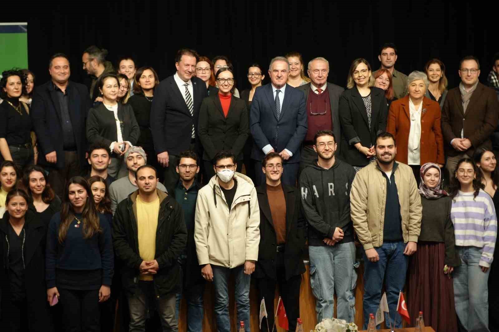 kulliyede odul alan bilim kadini prof dr ozcan bu odulun kariyerimde cok onemli bir qgBWLSEz