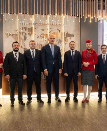 kultur-ve-turizm-bakani-ersoy-turizmde-yil-sonu-hedefimiz-64-milyar-dolara-emin-adimlarla-d2KIw29f.jpg