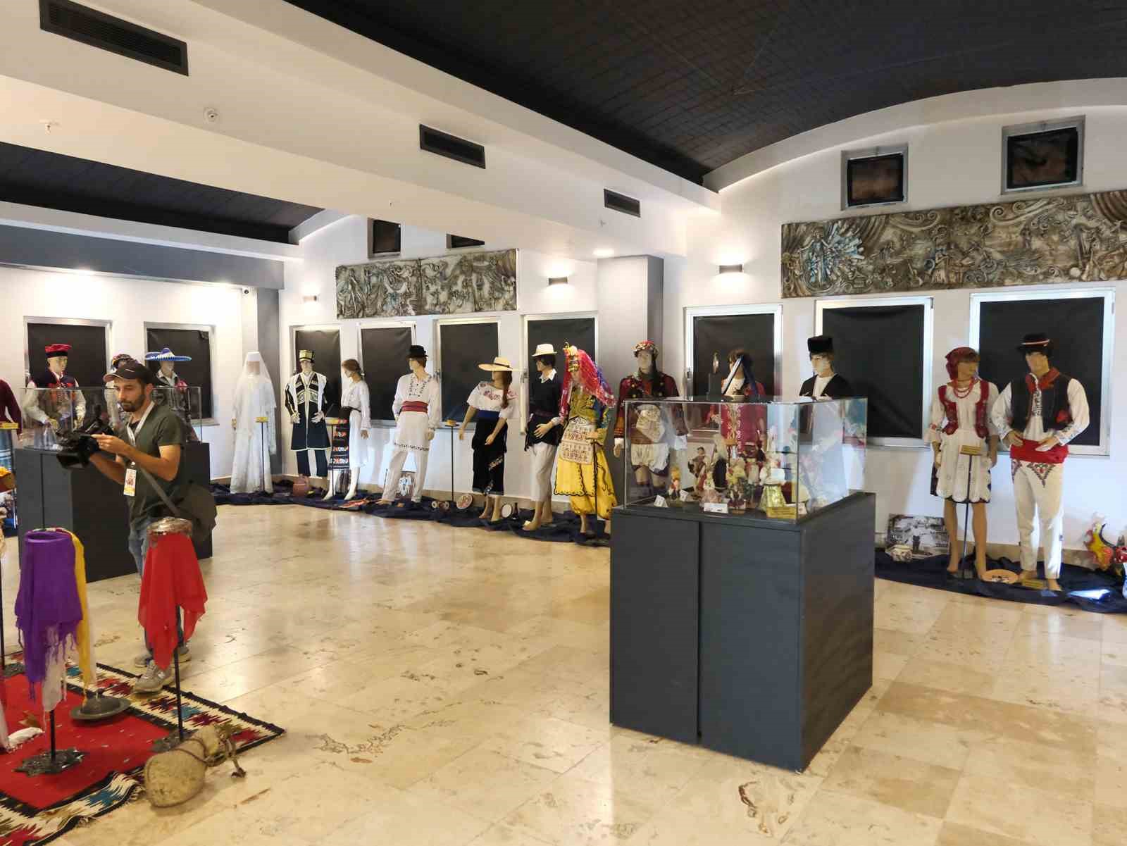 kulturlerin renkleri folklorik bebeklerle yansitildi 0 RKzd1I5C